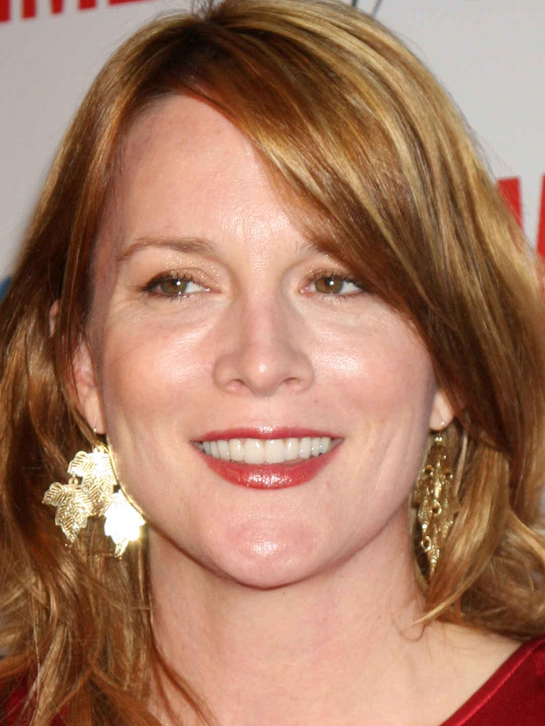 How tall is Laurel Holloman?